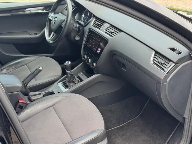 Skoda OCTAVIA Combi 1.0 TSI Greentech Ambition Navigatie, Half Leder, Cruise control, stoelverwarming . Een proefrit levert het bewijs. Neem contact op en we maken een afspraak!