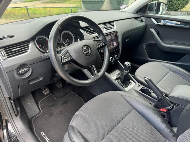 Skoda OCTAVIA Combi 1.0 TSI Greentech Ambition Navigatie, Half Leder, Cruise control, stoelverwarming . Een proefrit levert het bewijs. Neem contact op en we maken een afspraak!