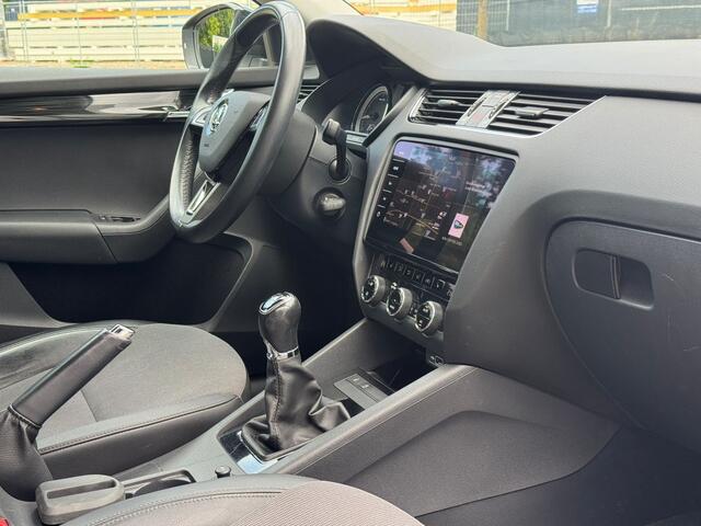 Skoda OCTAVIA Combi 1.0 TSI Greentech Ambition Navigatie, Half Leder, Cruise control, stoelverwarming . Een proefrit levert het bewijs. Neem contact op en we maken een afspraak!