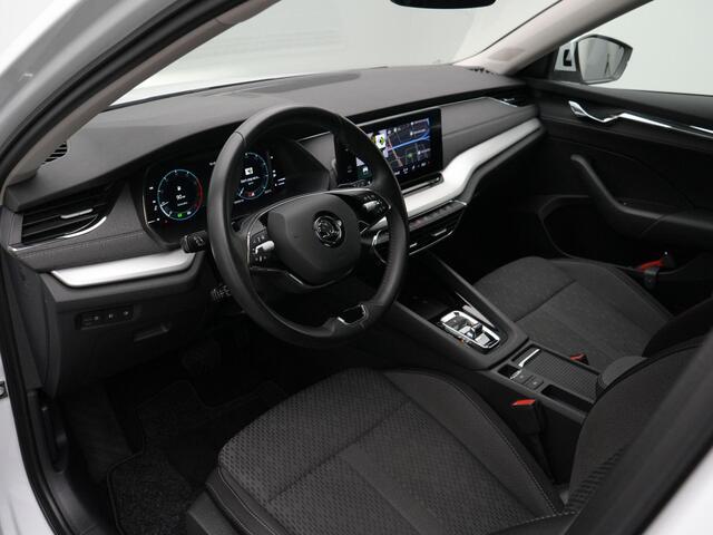 Skoda OCTAVIA Combi 1.0 e-TSI 110 pk DSG Business Edition Plus | Trekhaak | Geheugenstoel | Stuur-/stoelverwarming | Achteruitrijcamera | Navigatie
