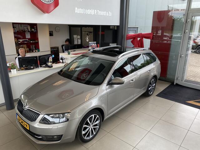 Skoda OCTAVIA Combi 1.4 TSI Greentech Style Businessline,Automaat,Panoramadak,Navigatie,Achteruitrijcamera,Spraakbediening, Canton Sound System, Trekhaak, Leder/Alcantara V&A Stoelverwarming, DAB, NL Auto, Enz..