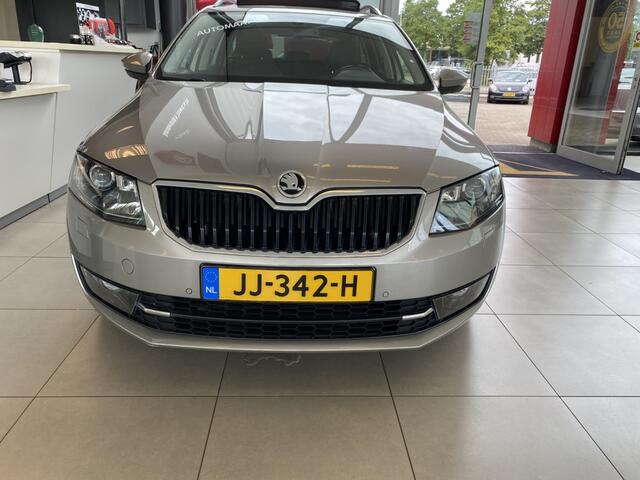 Skoda OCTAVIA Combi 1.4 TSI Greentech Style Businessline,Automaat,Panoramadak,Navigatie,Achteruitrijcamera,Spraakbediening, Canton Sound System, Trekhaak, Leder/Alcantara V&A Stoelverwarming, DAB, NL Auto, Enz..