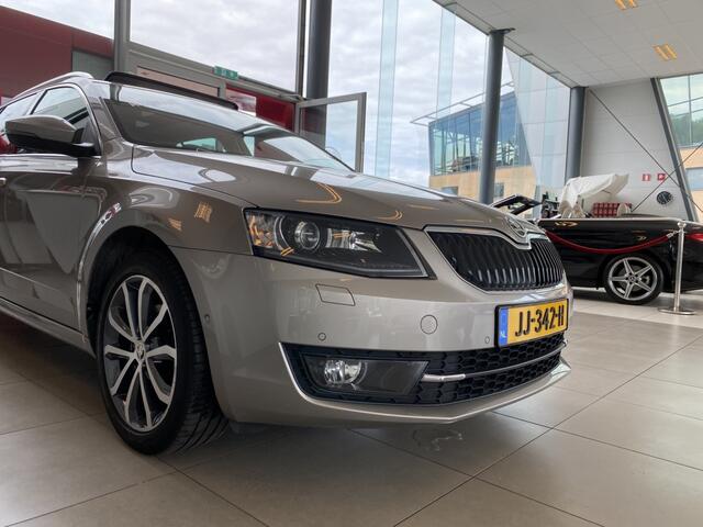 Skoda OCTAVIA Combi 1.4 TSI Greentech Style Businessline,Automaat,Panoramadak,Navigatie,Achteruitrijcamera,Spraakbediening, Canton Sound System, Trekhaak, Leder/Alcantara V&A Stoelverwarming, DAB, NL Auto, Enz..