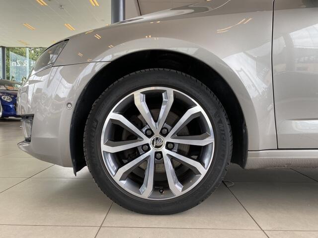 Skoda OCTAVIA Combi 1.4 TSI Greentech Style Businessline,Automaat,Panoramadak,Navigatie,Achteruitrijcamera,Spraakbediening, Canton Sound System, Trekhaak, Leder/Alcantara V&A Stoelverwarming, DAB, NL Auto, Enz..