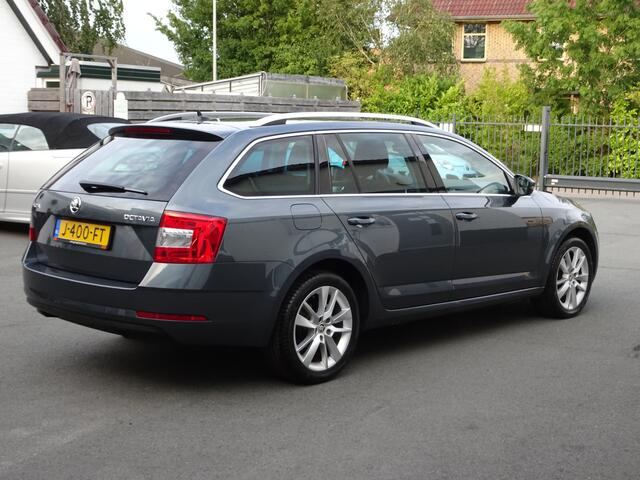 Skoda OCTAVIA Combi 1.5 TSI Greentech Business Edition Automatische airco, navigatie, stoelverwarming, cruise controle, parkeersensoren voor en achter, licht metalen velgen 17 inch, enz.