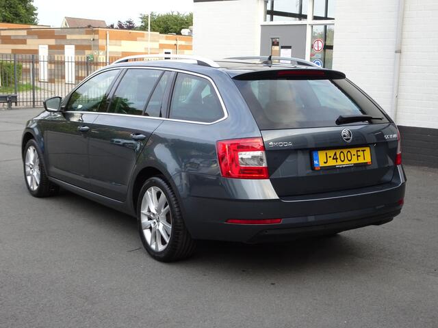 Skoda OCTAVIA Combi 1.5 TSI Greentech Business Edition Automatische airco, navigatie, stoelverwarming, cruise controle, parkeersensoren voor en achter, licht metalen velgen 17 inch, enz.