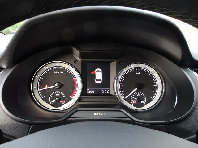 Skoda OCTAVIA Combi 1.5 TSI Greentech Business Edition Automatische airco, navigatie, stoelverwarming, cruise controle, parkeersensoren voor en achter, licht metalen velgen 17 inch, enz.