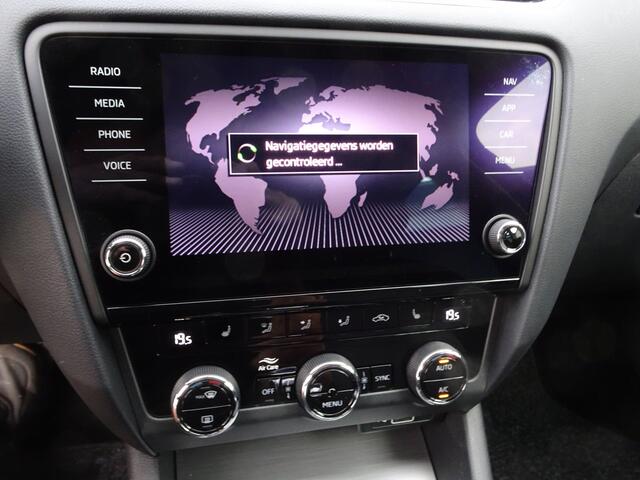 Skoda OCTAVIA Combi 1.5 TSI Greentech Business Edition Automatische airco, navigatie, stoelverwarming, cruise controle, parkeersensoren voor en achter, licht metalen velgen 17 inch, enz.