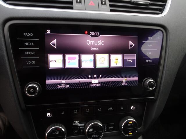 Skoda OCTAVIA Combi 1.5 TSI Greentech Business Edition Automatische airco, navigatie, stoelverwarming, cruise controle, parkeersensoren voor en achter, licht metalen velgen 17 inch, enz.