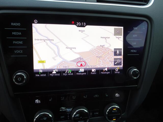 Skoda OCTAVIA Combi 1.5 TSI Greentech Business Edition Automatische airco, navigatie, stoelverwarming, cruise controle, parkeersensoren voor en achter, licht metalen velgen 17 inch, enz.