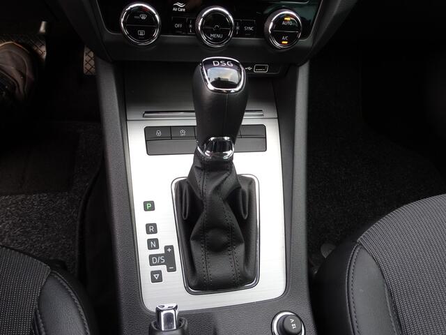 Skoda OCTAVIA Combi 1.5 TSI Greentech Business Edition Automatische airco, navigatie, stoelverwarming, cruise controle, parkeersensoren voor en achter, licht metalen velgen 17 inch, enz.