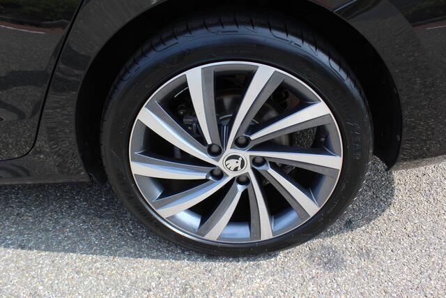 Skoda OCTAVIA Combi 1.0 TSI 110pk Business Edition / Navigatie / Elek Achterklep / Parkeersensoren / Donker Glas / 16" LMV