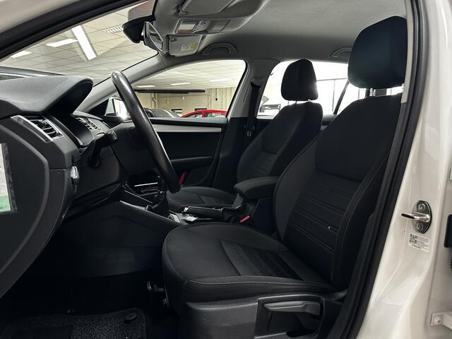 Skoda OCTAVIA Combi 1.0 TSI Greentech Business Edition/ Trekhaak/ 16'' LMV/ Apple + Android/ Navi/ Clima/ Cruise/ Elek. pakket/ Isofix/ Bluetooth/ Multi. LEDER. Stuur/ Mistl./ PDC/ LED Dagrijverl./ Dakrails.