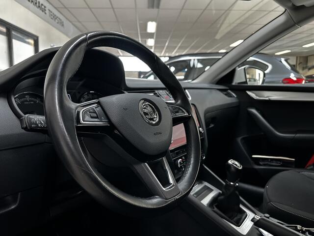 Skoda OCTAVIA Combi 1.0 TSI Greentech Business Edition/ Trekhaak/ 16'' LMV/ Apple + Android/ Navi/ Clima/ Cruise/ Elek. pakket/ Isofix/ Bluetooth/ Multi. LEDER. Stuur/ Mistl./ PDC/ LED Dagrijverl./ Dakrails.