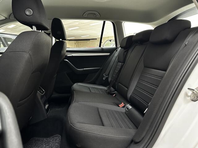 Skoda OCTAVIA Combi 1.0 TSI Greentech Business Edition/ Trekhaak/ 16'' LMV/ Apple + Android/ Navi/ Clima/ Cruise/ Elek. pakket/ Isofix/ Bluetooth/ Multi. LEDER. Stuur/ Mistl./ PDC/ LED Dagrijverl./ Dakrails.