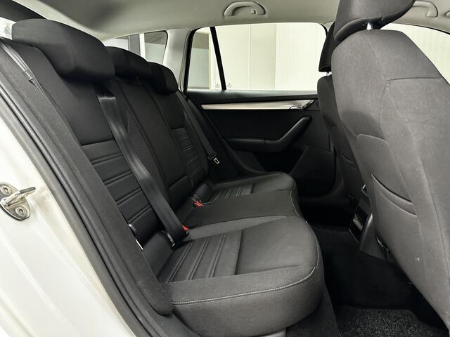 Skoda OCTAVIA Combi 1.0 TSI Greentech Business Edition/ Trekhaak/ 16'' LMV/ Apple + Android/ Navi/ Clima/ Cruise/ Elek. pakket/ Isofix/ Bluetooth/ Multi. LEDER. Stuur/ Mistl./ PDC/ LED Dagrijverl./ Dakrails.