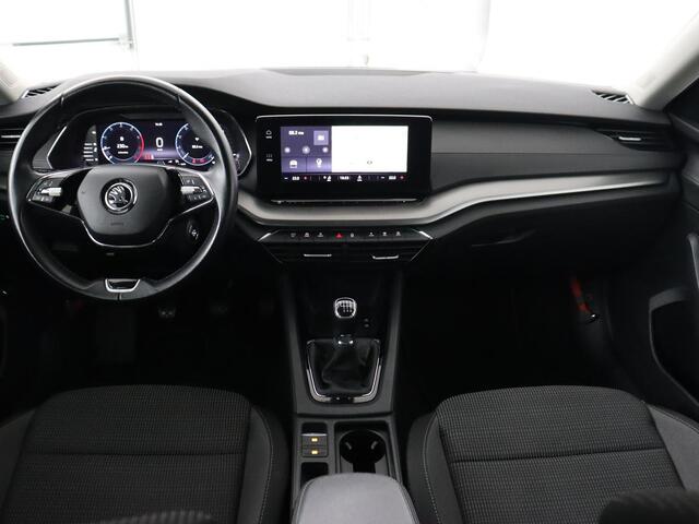 Skoda OCTAVIA 1.0 TSI Business Edition | Camera | Carplay | Navigatie | Full LED | Parkeerhulp | Chrome Pakket | Cruise control | Digital Cockpit | 17'' lichtmetalen velgen