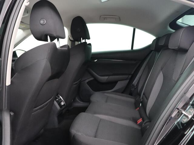 Skoda OCTAVIA 1.0 TSI Business Edition | Camera | Carplay | Navigatie | Full LED | Parkeerhulp | Chrome Pakket | Cruise control | Digital Cockpit | 17'' lichtmetalen velgen
