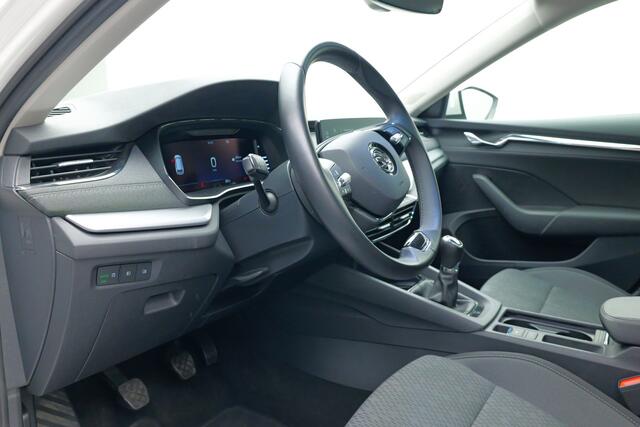 Skoda OCTAVIA Combi 1.5 TSI First Edition | Trekhaak | Parkeerhulp | Optiek zwart | 150pk!