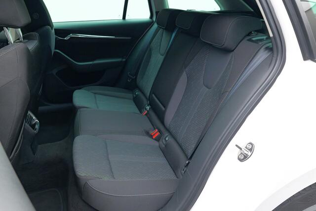 Skoda OCTAVIA Combi 1.5 TSI First Edition | Trekhaak | Parkeerhulp | Optiek zwart | 150pk!