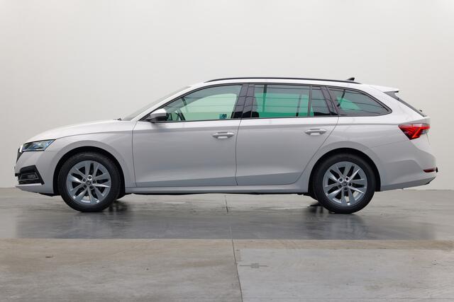 Skoda OCTAVIA Combi 1.5 TSI First Edition | Trekhaak | Parkeerhulp | Optiek zwart | 150pk!