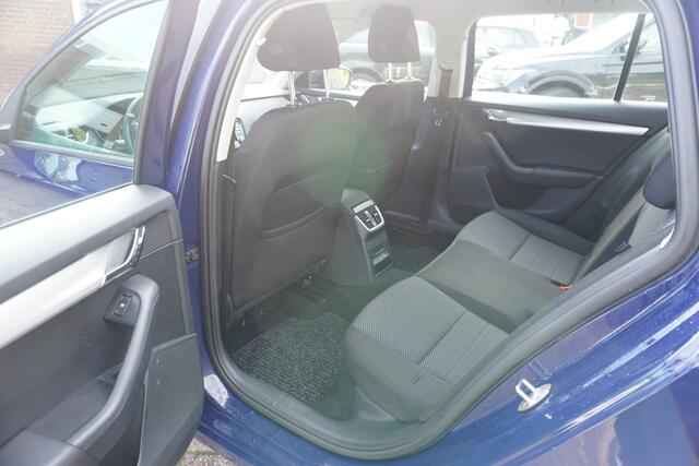 Skoda OCTAVIA 1.0 TSI Greentech Ambition Business TREKHAAK CLIMA NAVI