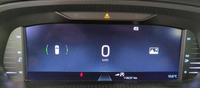 Skoda OCTAVIA Combi 1.5 TSI 150 PK First Edition Navigatie Keyless Carplay Stoelverwarming ACC Dab Led Matrix Parkeersensoren v+a 18 Inch Velgen Getint Glas NL Auto