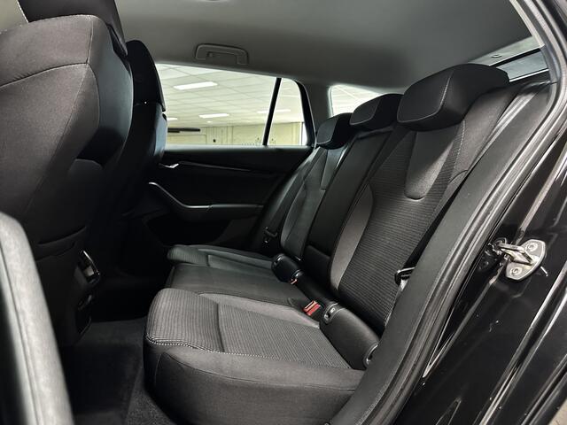 Skoda OCTAVIA Combi 1.0 TSI Business Edition /LED Koplampen /Apple + Android /DAB+! /Lane Assist /Navi /Climat /Cruise /Elek. pakket /Bluetooth /Regensensor /Multi. LEDER Stuur /16"LMV /PDC V+A /Getint glas /Dakrails.