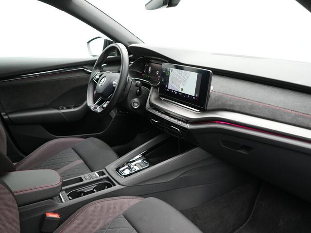 Skoda OCTAVIA Combi 1.4 TSI RS iV Business Plug In Hybrid 245pk Dealer O.H PHEV | Adaptive Cruise | Camera | Sportstoelen Verwarmd | Apple Carplay | Navigatie | Crystal LED | Blis | Keyless | Stuur Verwarmd | Virtual | DAB |