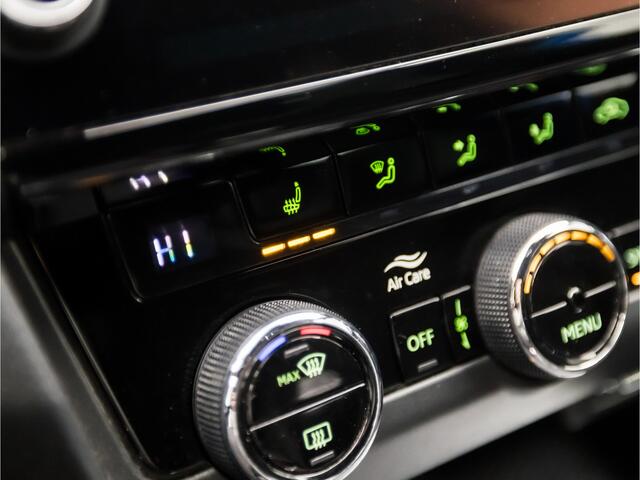 Skoda OCTAVIA 2.0 TSI VRS 230Pk (APPLE CARPLAY, GROOT NAVI, KUIPSTOELEN, STOELVERWARMING, CAMERA, ADAPTIVE CRUISE, TREKHAAK, GETINT GLAS, KEYLESS, ALCANTARA, NIEUWSTAAT)