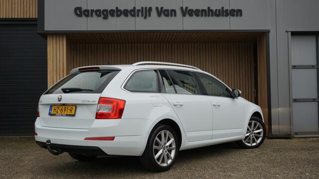 Skoda OCTAVIA Combi 1.4 TSI 150pk DSG Style Businessline Canton Keyless Xenon 17inch LM Trekhaak Stoelverwarming *Complete Skoda* NL auto!