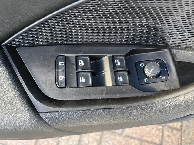 Skoda OCTAVIA Combi 1.4 TSI iV PHEV Style / AUTOMAAT/ PANO/ CAMERA/ PARK. SENSOREN/ MEMORY SEATS/ HEAD-UP DISPLAY/ DDC/ CRYSTAL LIGHTING/ DODE HOEK/ KEYLESS/ STOEL VERWARM. V & A/ STUURVERWARM./ ADAPT. CRUISE/ SMARTLINK/