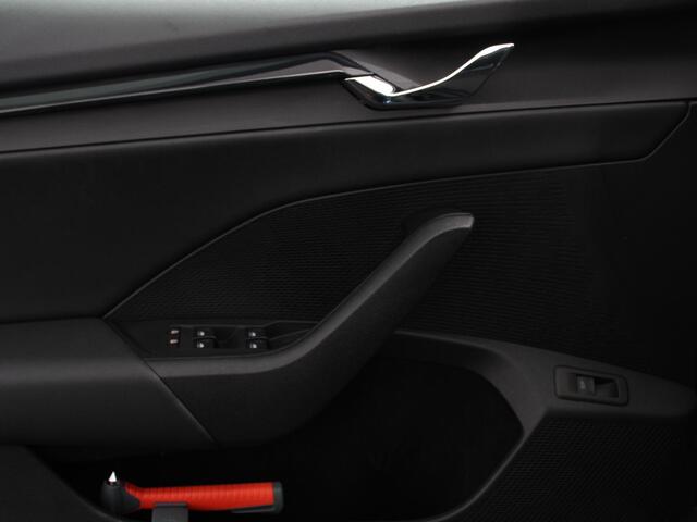 Skoda OCTAVIA Combi 1.0 e-TSI Automaat Business Edition Climate control | Cruise control | Parkeersensoren | Navigatie | LED | Trekhaak | Lichtmetalen velgen | Apple Carplay / Android Auto