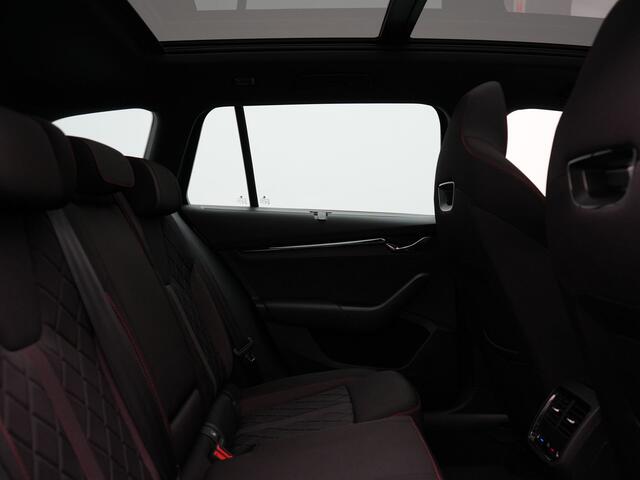 Skoda OCTAVIA Combi 1.4 TSI RS iV Plug In Hybrid 245pk PHEV | Panodak | Apple Carplay | Sportstoelen Verwarmd | 18"L.M | Stuur Verwarmd | Navigatie | Keyless | Virtual | Sfeerverlichting | Cruise Control | DAB |