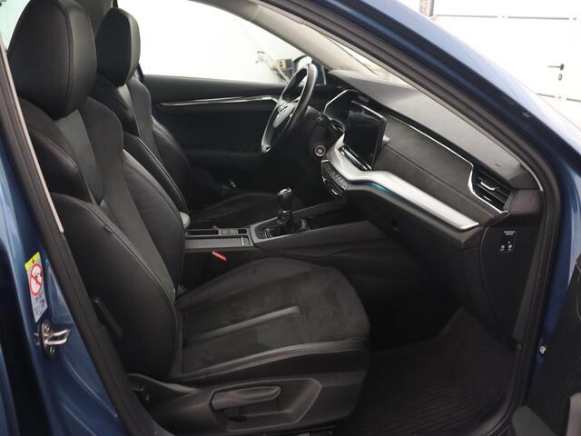 Skoda OCTAVIA 1.5 TSI First Edition | Panoramadak | Trekhaak | Stoelverwarming | Matrix LED | Adaptive cruise | Sfeerverlichting | Carplay | Keyless | Virtual Cockpit | 18'' | Half leder | Climate control