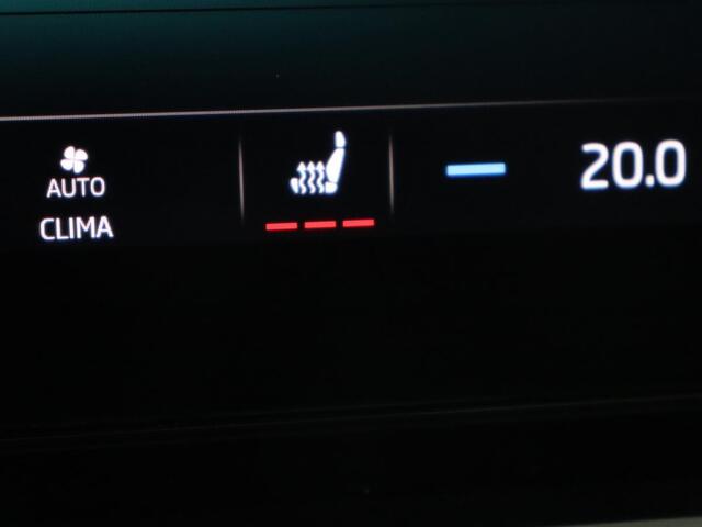 Skoda OCTAVIA 1.5 TSI First Edition | Panoramadak | Trekhaak | Stoelverwarming | Matrix LED | Adaptive cruise | Sfeerverlichting | Carplay | Keyless | Virtual Cockpit | 18'' | Half leder | Climate control