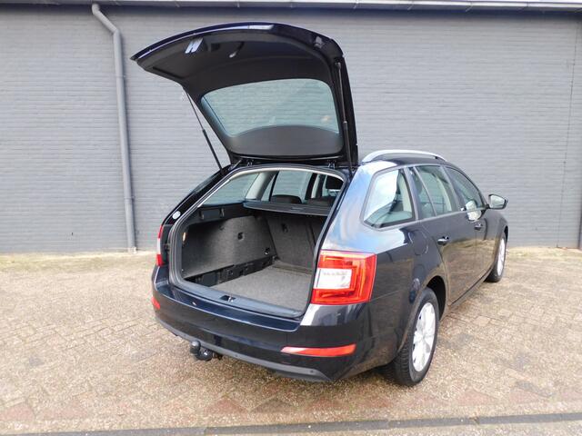 Skoda OCTAVIA Combi 1.6 TDI Greentech Ambition Business 2e EIGENAAR! DEALER ONDERHOUDEN! CARPLAY/ANDROID! NAVI! CRUISE! LM VELGEN! TREKHAAK!