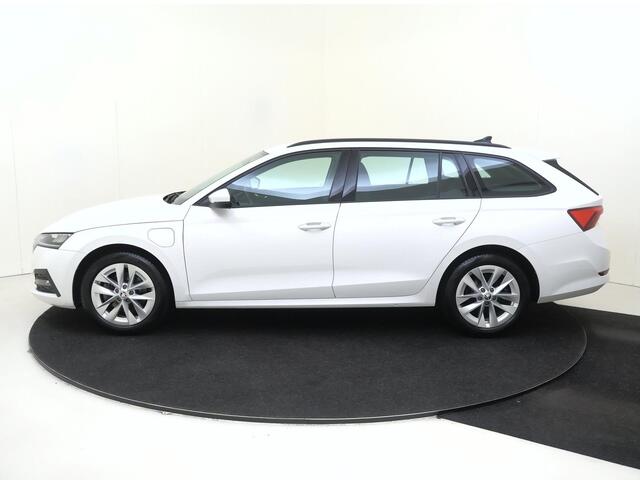Skoda OCTAVIA Combi 1.4 TSI iV PHEV | SoH 100% | Stoel- en stuurwielverwarming | Crusie control | CarPlay | Elektrische inklapbare buitenspiegels | Parkeersensoren achter |