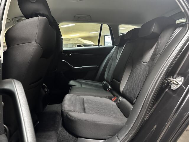 Skoda OCTAVIA Combi 1.0 e-TSI Business Edition/ Automaat/ Virtual Cockpit/ 18'' LMV/ LED Koplampen/ Stoelverw./ Apple + Android/ DAB+/ Sportstoelen/ Extra getint glas/ Camera/ Ambient Light/ Keyless-Go/ Navi/ Lane-Assist.