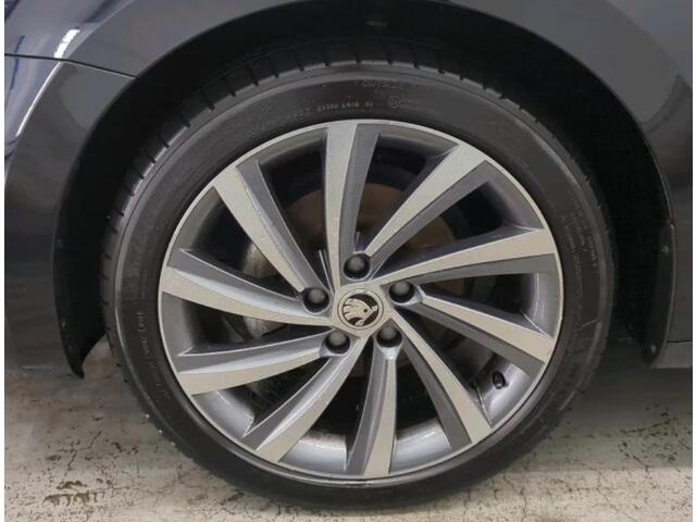 Skoda OCTAVIA Combi 1.0 e-TSI Automaat Business Edition Plus Navigatie Trekhaak Keyless 18 Inch Velgen Dab Carplay Stoel + Stuurverwarming Getint Glas NL Auto