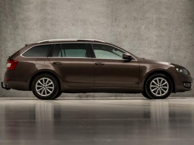 Skoda OCTAVIA Combi 1.0 TSI Greentech Deluxe Automaat (PANORAMADAK, NAVIGATIE, CLIMATE, LEDER/ALCANTARA, CANTON AUDIO, STOELVERWARMING, SPORTSTOELEN, CRUISE, GETINT GLAS, TREKHAAK, PARKEERSENSOREN, NIEUWE APK, NIEUWSTAAT)