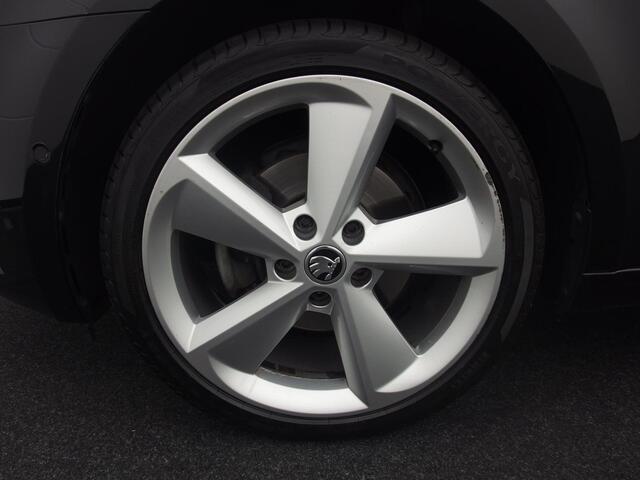 Skoda OCTAVIA Combi 1.5 TSI Greentech Style Business AUTOMAAT / RS-STOELEN / VIRTUAL / CANTON / KEYLESS / FULL LED / STOELVERW / NL-AUTO