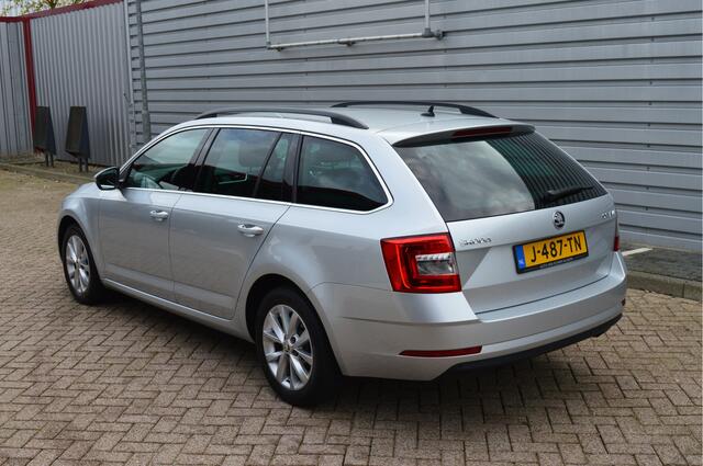 Skoda OCTAVIA Combi 1.0 TSI Greentech Business Edition O.a: PDC, Carplay, Navi, Clima, Cruise, Stoelverw, Etc. All-in prijs!