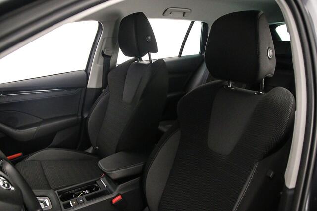 Skoda OCTAVIA Combi Business Edition 1.0 eTSI 110pk DSG Automaat Navigatie, Cruise control, Elektrische achterklep, Parkeersensoren, LED koplampen, Airco, App connect