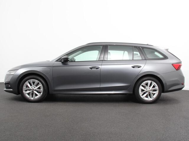 Skoda OCTAVIA Combi 1.4 TSI iV 204pk PHEV Automaat Business Edition | Navigatie | Apple Carplay/Android Auto | Adaptive Cruise Control | Camera | Stoelverwarming | Lichtmetalen Velgen