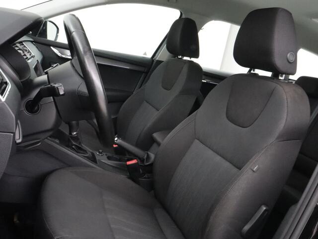 Skoda OCTAVIA 1.0 TSI Style | Stoelverwarming | Camera | Trekhaak | Carplay | Navigatie | Canton Sound | Sfeerverlichting | Full LED | Climate control | Cruise control | Keyless