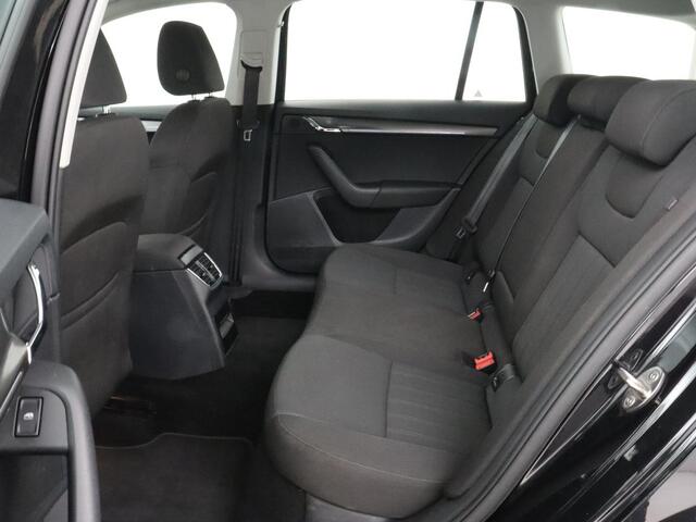 Skoda OCTAVIA 1.0 TSI Style | Stoelverwarming | Camera | Trekhaak | Carplay | Navigatie | Canton Sound | Sfeerverlichting | Full LED | Climate control | Cruise control | Keyless