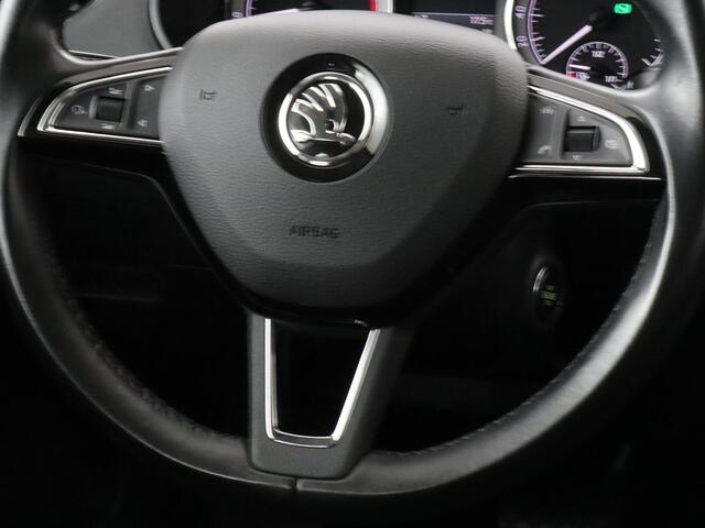 Skoda OCTAVIA 1.0 TSI Style | Stoelverwarming | Camera | Trekhaak | Carplay | Navigatie | Canton Sound | Sfeerverlichting | Full LED | Climate control | Cruise control | Keyless