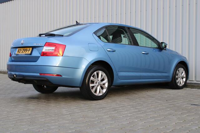 Skoda OCTAVIA 2.0 TDI Greentech Ambition Business | Incl. 12 maanden garantie | Schuif/kantel dak | 1ste eigenaar | Trekhaak | Cruise control | Apple carplay/Android auto | Climate control | Navigatie | DAB radio | NAP kilometerstand |