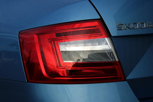 Skoda OCTAVIA 2.0 TDI Greentech Ambition Business | Incl. 12 maanden garantie | Schuif/kantel dak | 1ste eigenaar | Trekhaak | Cruise control | Apple carplay/Android auto | Climate control | Navigatie | DAB radio | NAP kilometerstand |